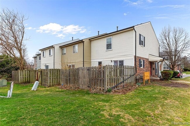 Building Photo - 3374 Burbank Dr