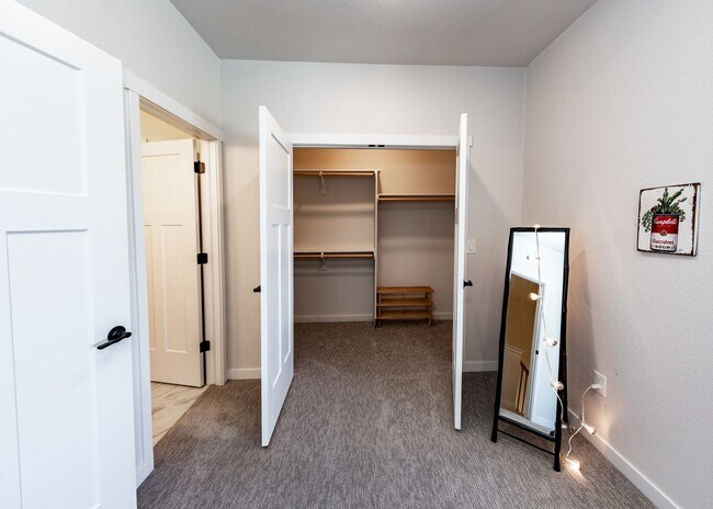 Building Photo - Beautiful Townhome Next to Nature on Westside