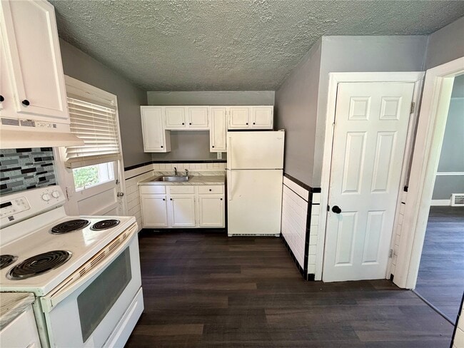 Building Photo - 7121 Lamont Dr
