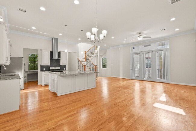 Building Photo - Elegant 3-Bedroom Home in Gated Inner Loop...