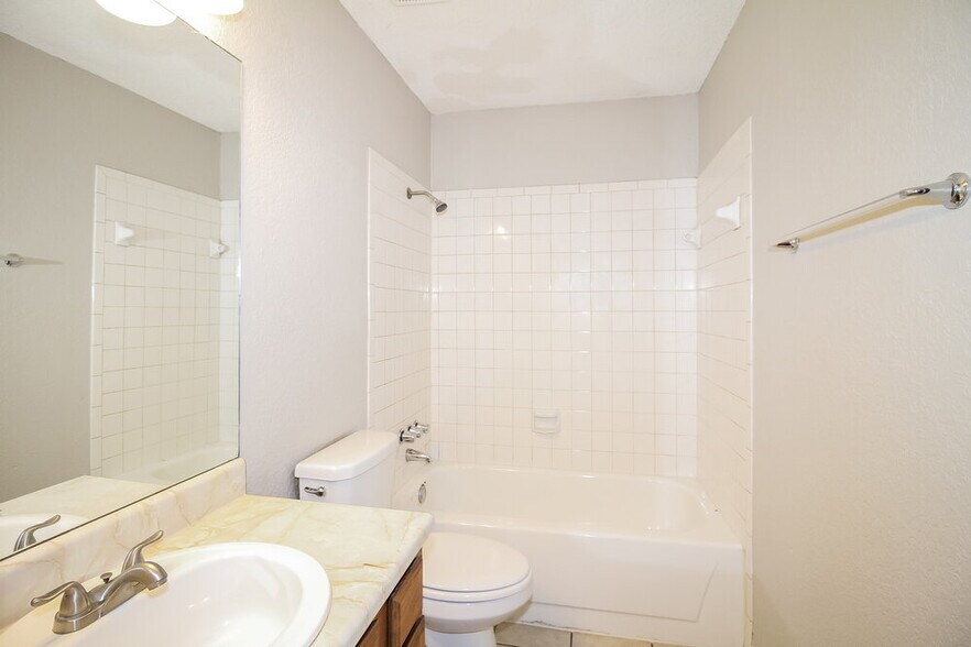 Building Photo - 10321 Koch Dr