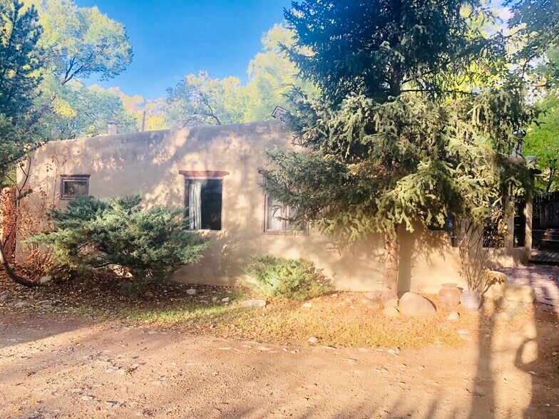 Building Photo - 114 Upper Ranchitos Rd