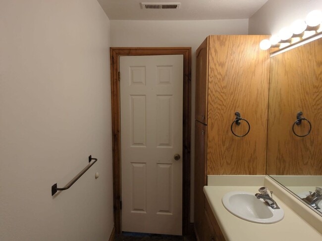Building Photo - Centrally Located 1 Bedroom + Loft Townhom...