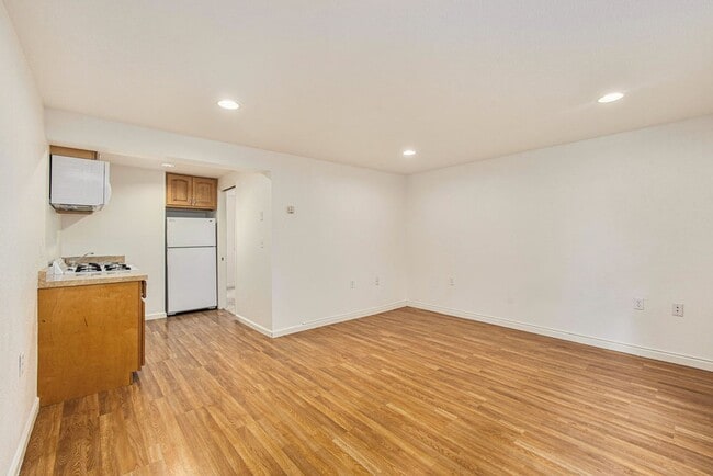 Building Photo - 935 Central Ave