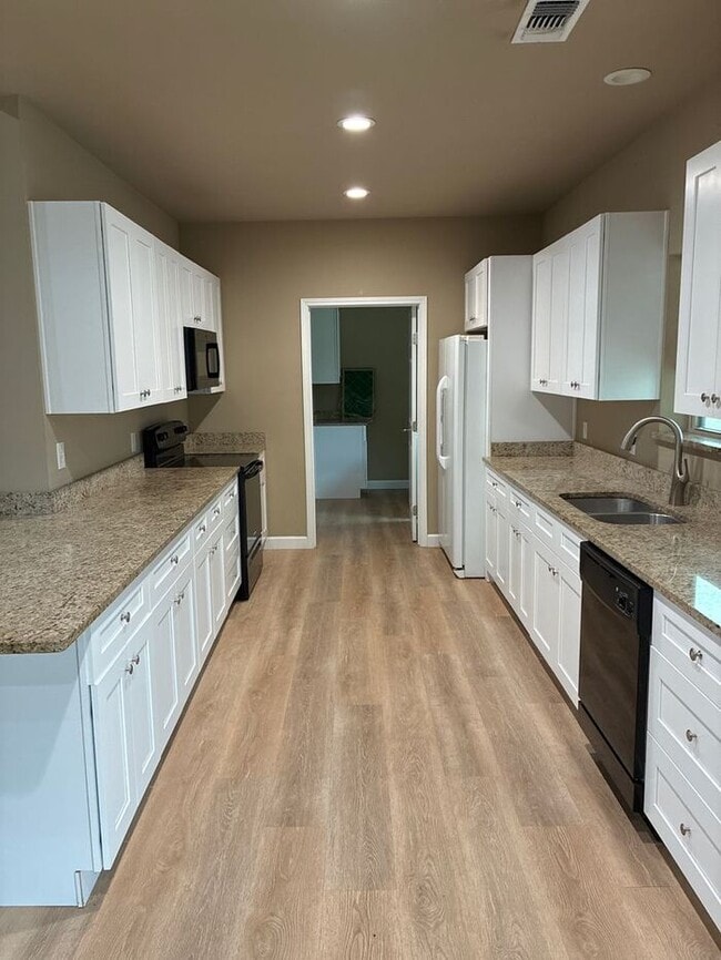 Building Photo - 5BR/3BA w/ Front Yard + Assigned Parking in Kingsbury, TX