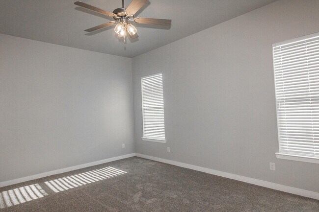 Building Photo - 2706 Viola Ave