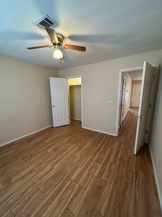 Building Photo - 1404 S Commerce Ave