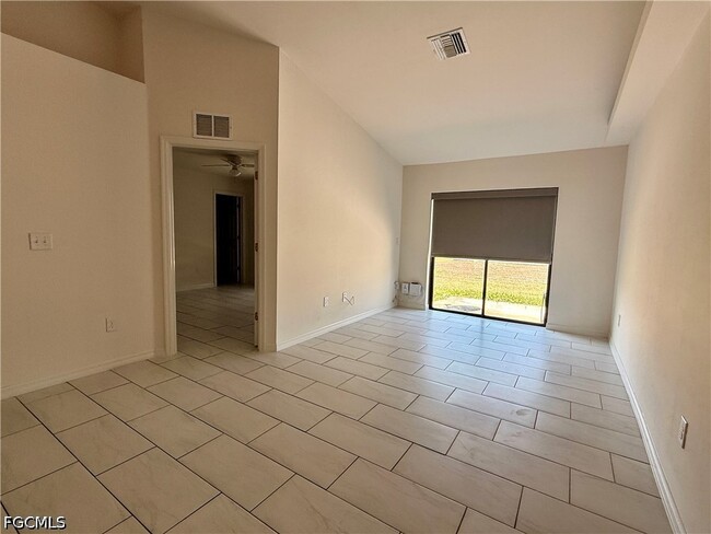 Building Photo - 4712 SE 5th Ave