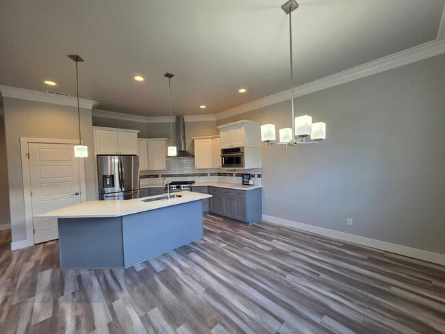 Building Photo - 584 Thebes St