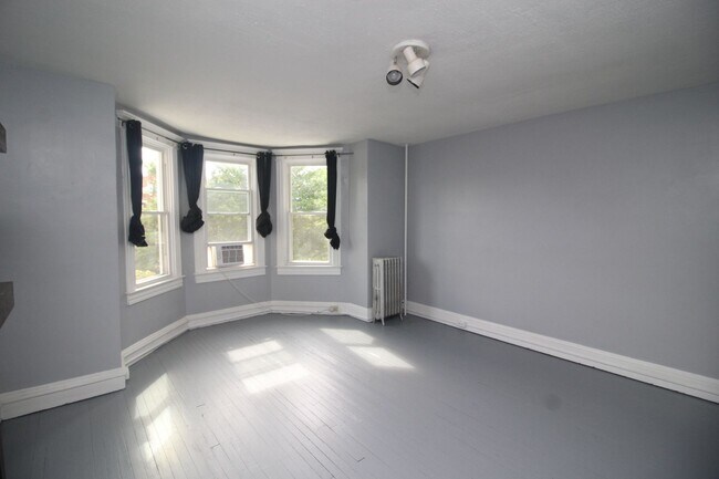 Building Photo - 2026/2027 JHU Off-campus Large 5bd/2.5ba home w/ Parking Spot! Available 6/9/26