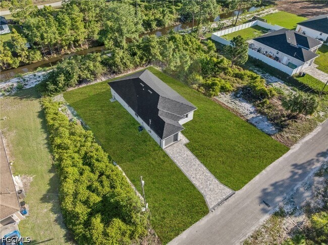 Building Photo - 747 Newell St E