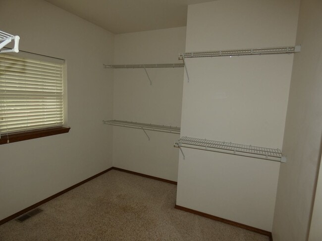 Building Photo - Rolling HIlls Court Rambler
