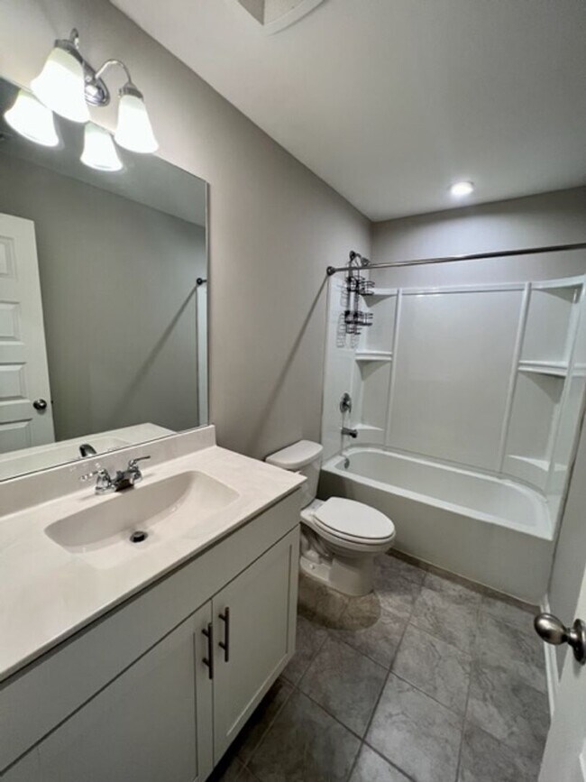 Building Photo - 3 Bed 2.5 Bath Townhome, Minutes from I-24 & The Avenue!