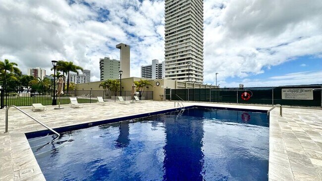 Building Photo - 2499 Kapiolani Blvd
