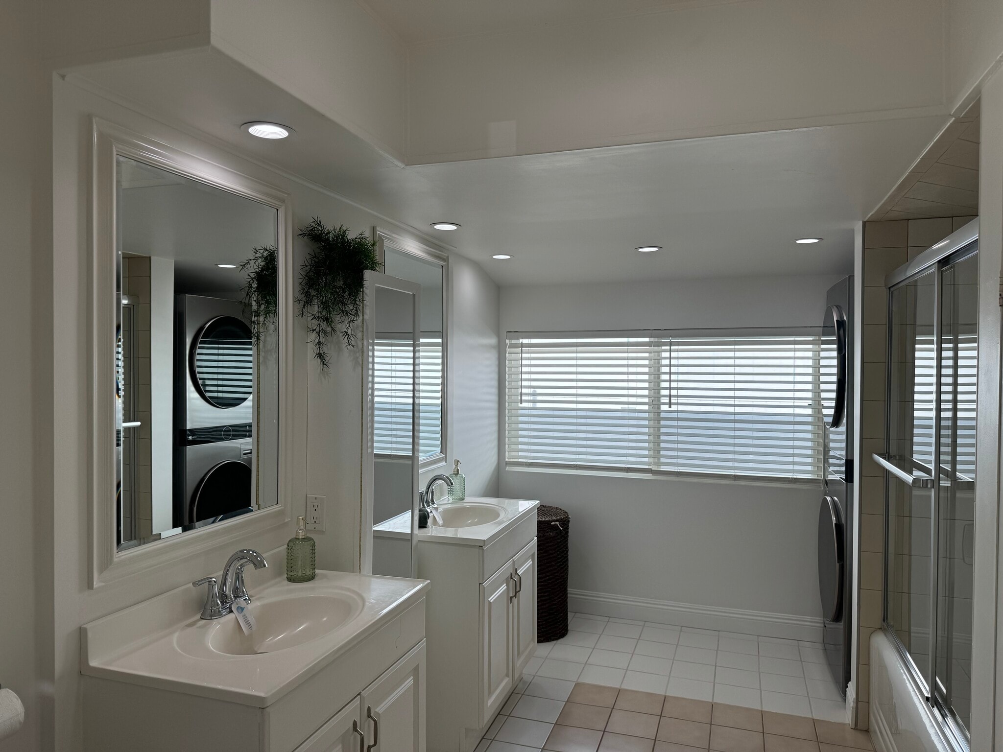 Building Photo - 2754 S Barrington Ave