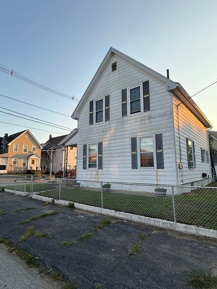 Building Photo - 136 Hall St