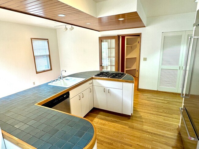 Building Photo - Alameda Neighborhood Pristine Tudor Home, Downtown Views, All The Amenities - A Must See!