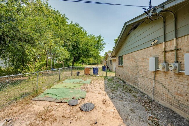 Building Photo - 838 N Meadows Dr
