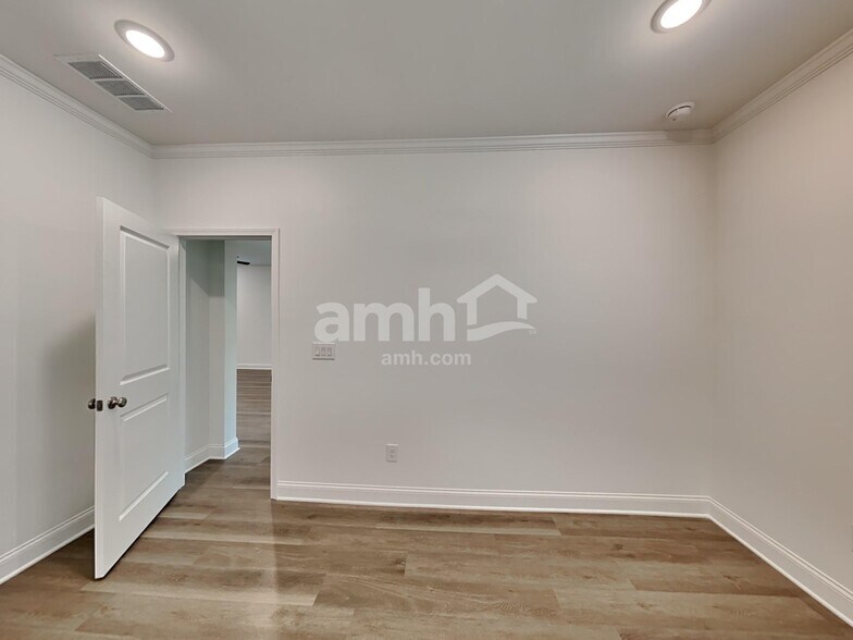 Building Photo - 228 Sapling Way