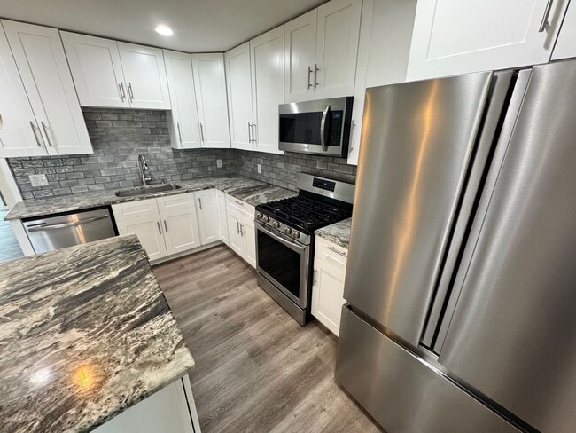 Building Photo - Ready For Move In - Nicely Renovated Large...