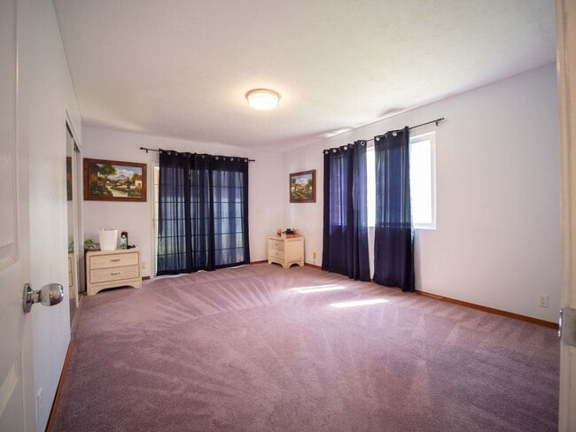 Building Photo - Luxury Maui Living in a Spacious Wailuku S...