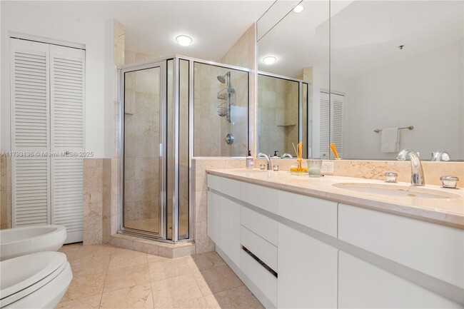 Building Photo - 808 Brickell Key Dr