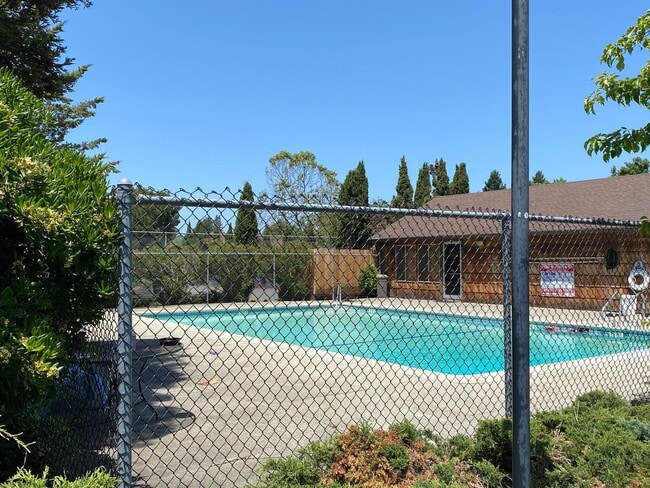 Building Photo - 1481 Parkway Dr