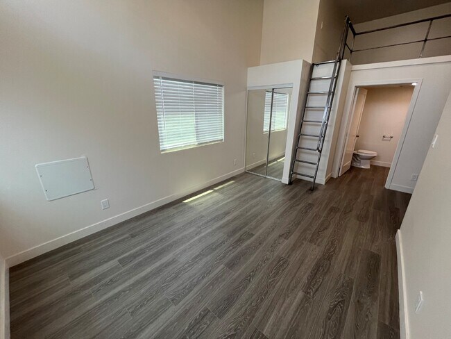 Building Photo - Modern, Large Studio with A/C & High Ceili...