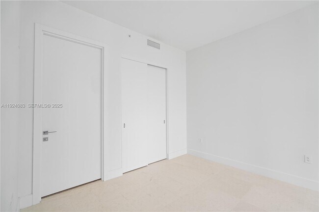 Building Photo - 700 NE 26th Terrace