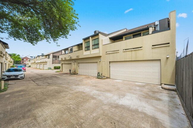 Building Photo - 1116 Bering Dr