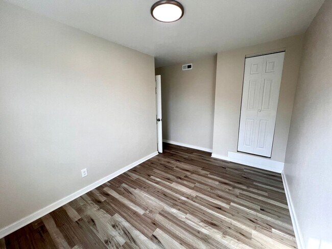 Building Photo - JUST Renovated! - 3 Bedroom 1 Bathroom - C...