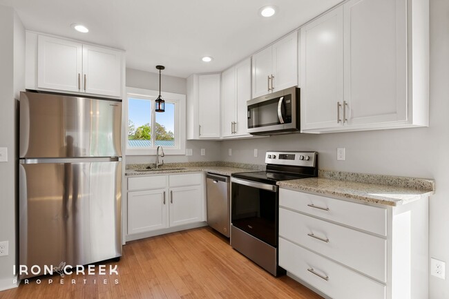 Building Photo - Beautiful Two-Bedroom Compact Cottage in S...