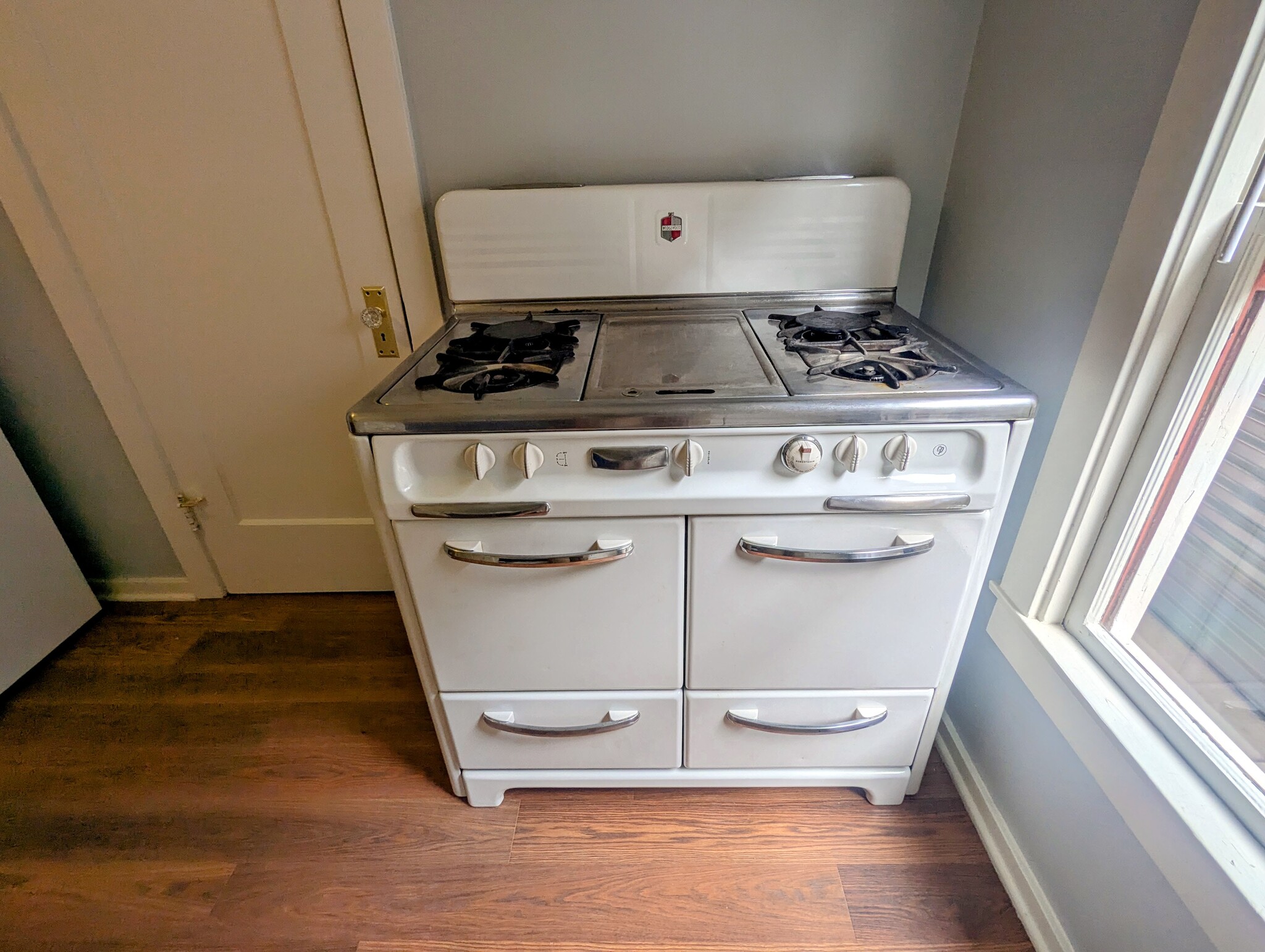 Vintage Wedgewood stove - 2727 T St