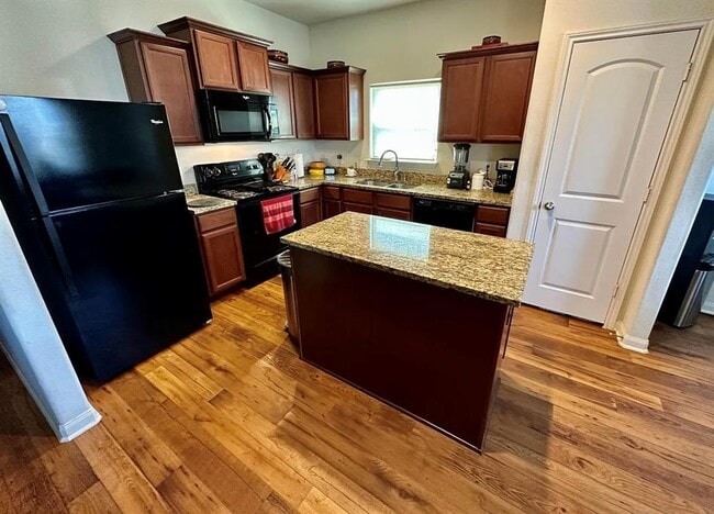 Building Photo - 19600 Per Lange Pass