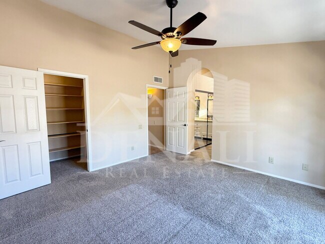 Building Photo - 1211 E Drake Dr