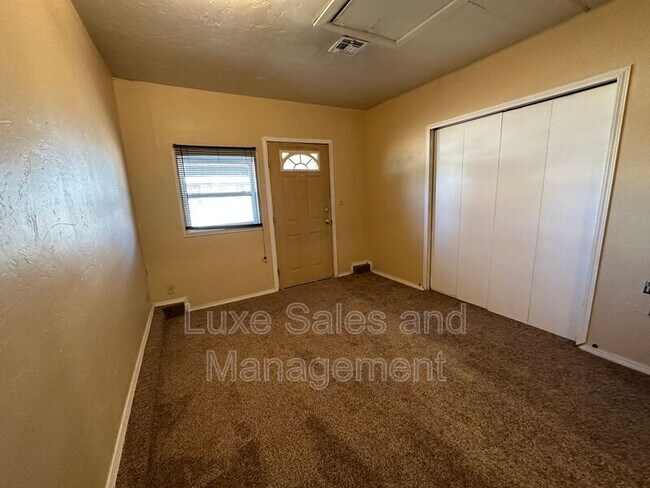 Building Photo - 116 W Rose Dr