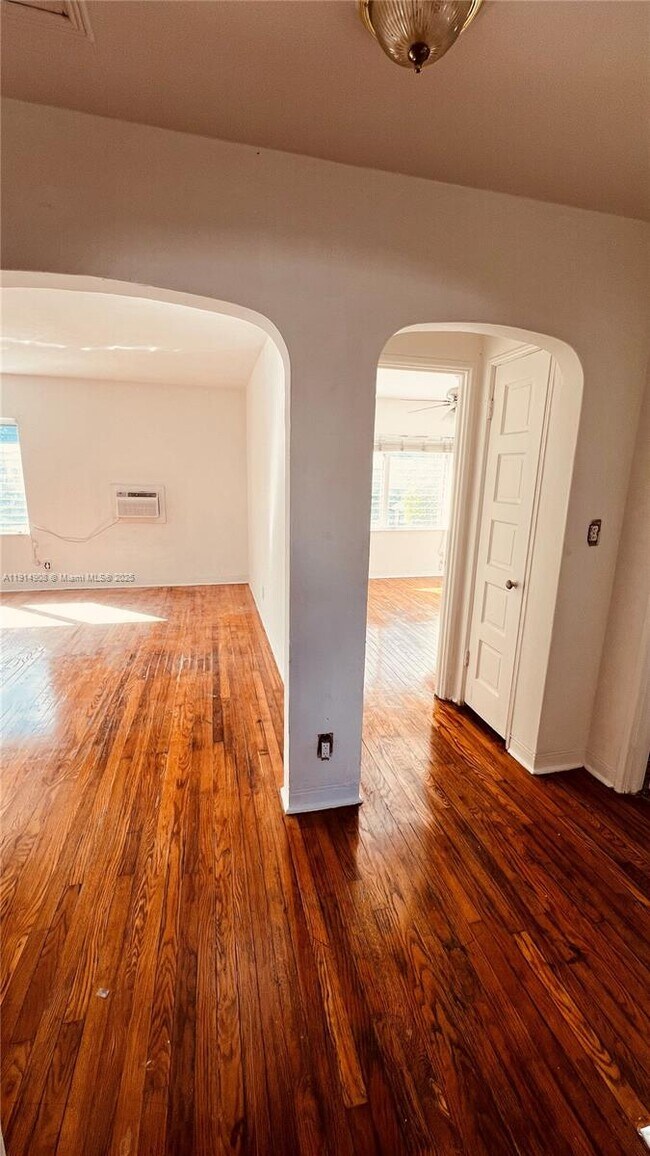 Building Photo - 1845 Bay Rd