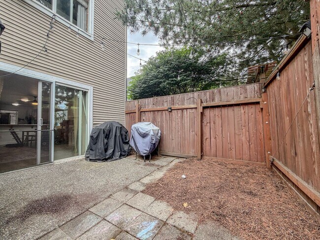 Building Photo - 2 bed/2.5 bath Townhome with Bonus Loft Space in North Seattle, $2,800/mo.
