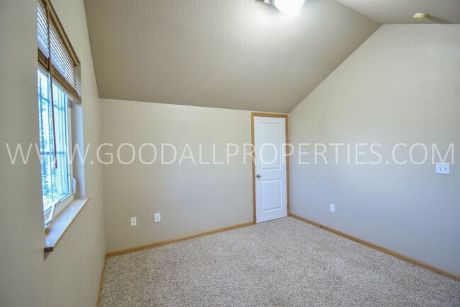 Building Photo - 3 Bedroom, 2.5 Bath 1 1/2 story first floor master suite -Townhome in Urbandale