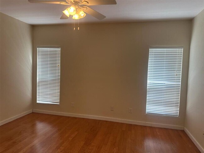 Building Photo - 1217 1/2 W 39th St