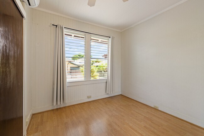 Building Photo - 3-bedroom, 2-bath single-family home with a covered porch and parking. Ideally located near Diamo...