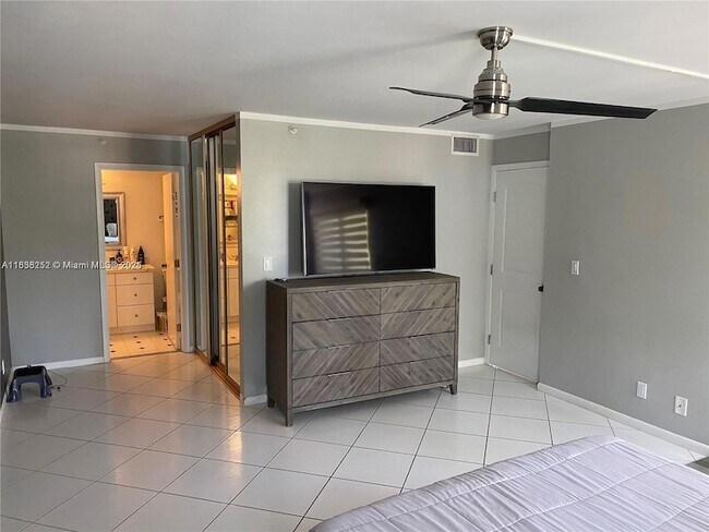 Building Photo - 2205 S Cypress Bend Dr