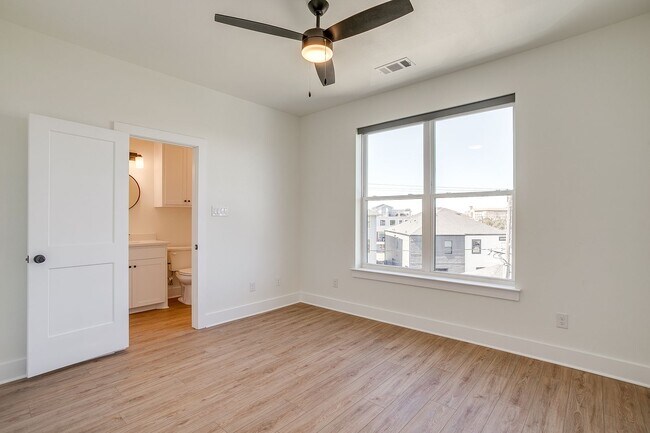 Building Photo - 2322 Benbrook Blvd