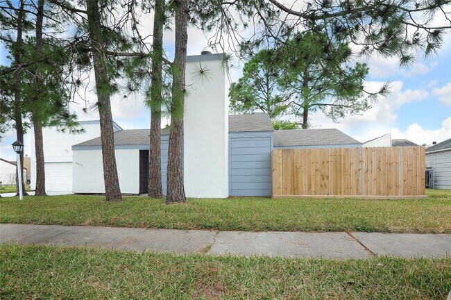 Building Photo - 11030 Petworth Dr
