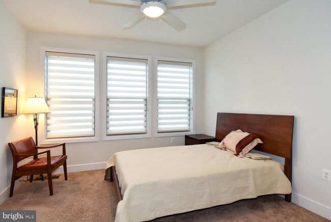 Building Photo - 4-Level Furnished townhome!