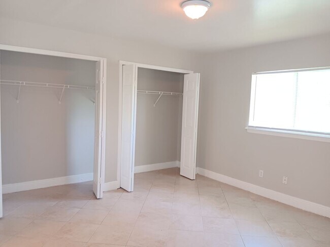 Building Photo - 3 Bedroom 2 Bath Duplex
