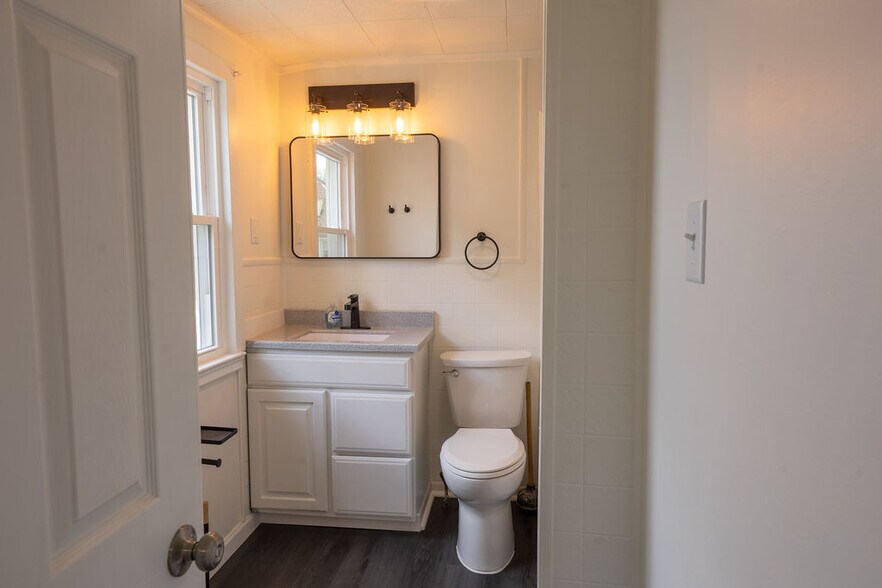 bathroom - 1387 Ivydale Ave SW