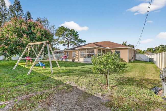 Building Photo - 1121 SW Ivanhoe St