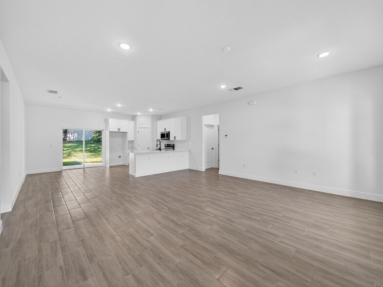 Building Photo - 922 N Fairbairn Dr
