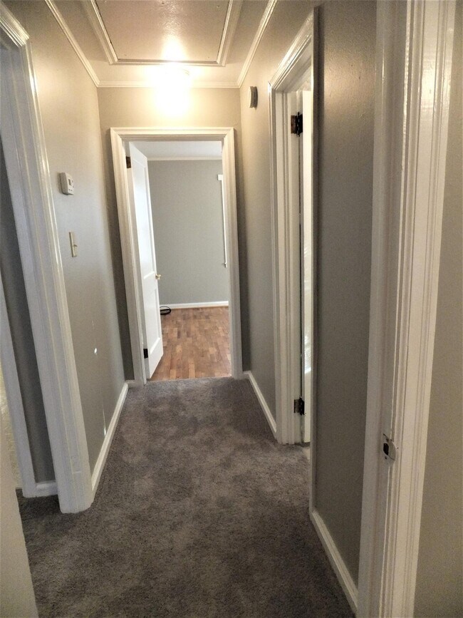 Building Photo - 214 Edgewood Dr